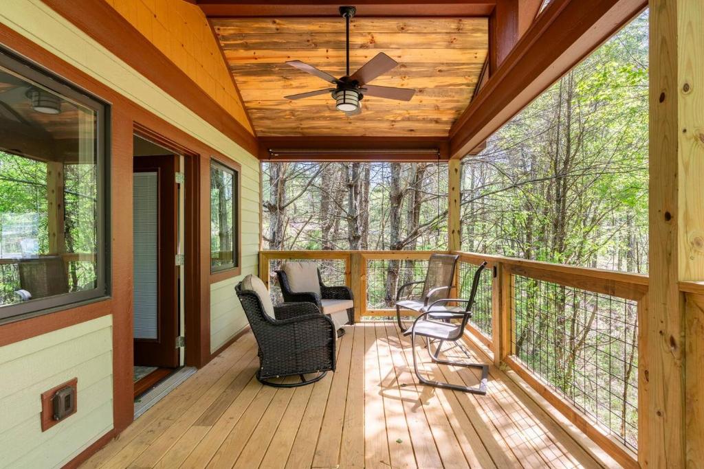 Μπαλκόνι ή βεράντα στο Maple Treehouse Cabin - Rustic Luxury Near Asheville