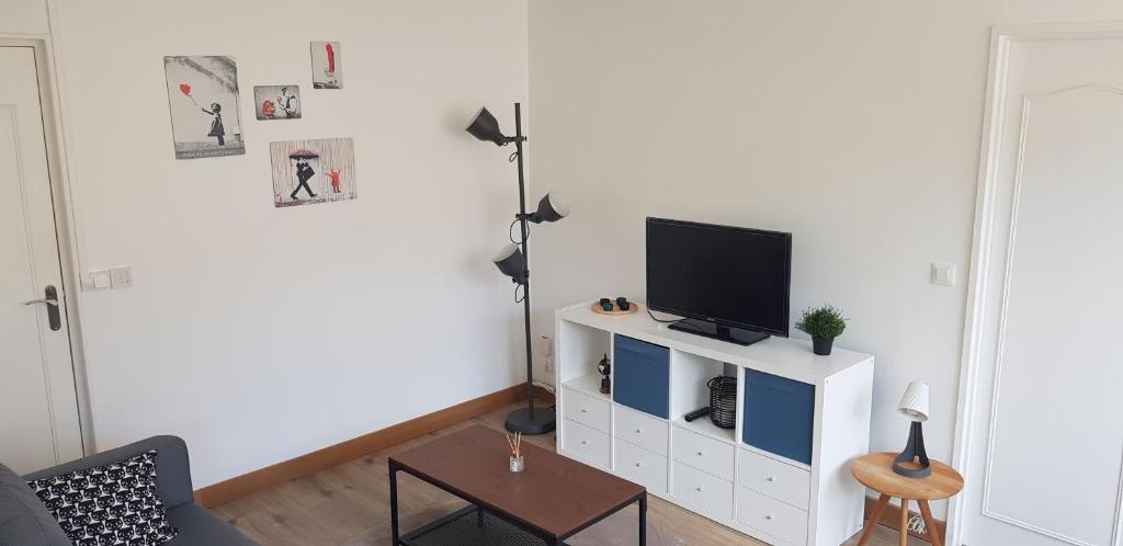 TV i/ili multimedijalni sistem u objektu Cosy apartment close Eiffel Tower