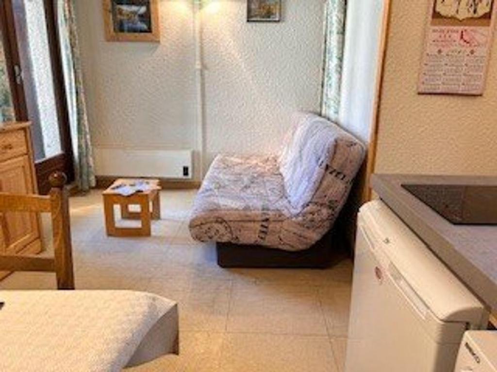 un salon avec un canapé et une chaise dans l'établissement Studio 4 pers à 100m des pistes, balcon sud, proche commerces - Risoul 1850 - FR-1-330-581, à Risoul