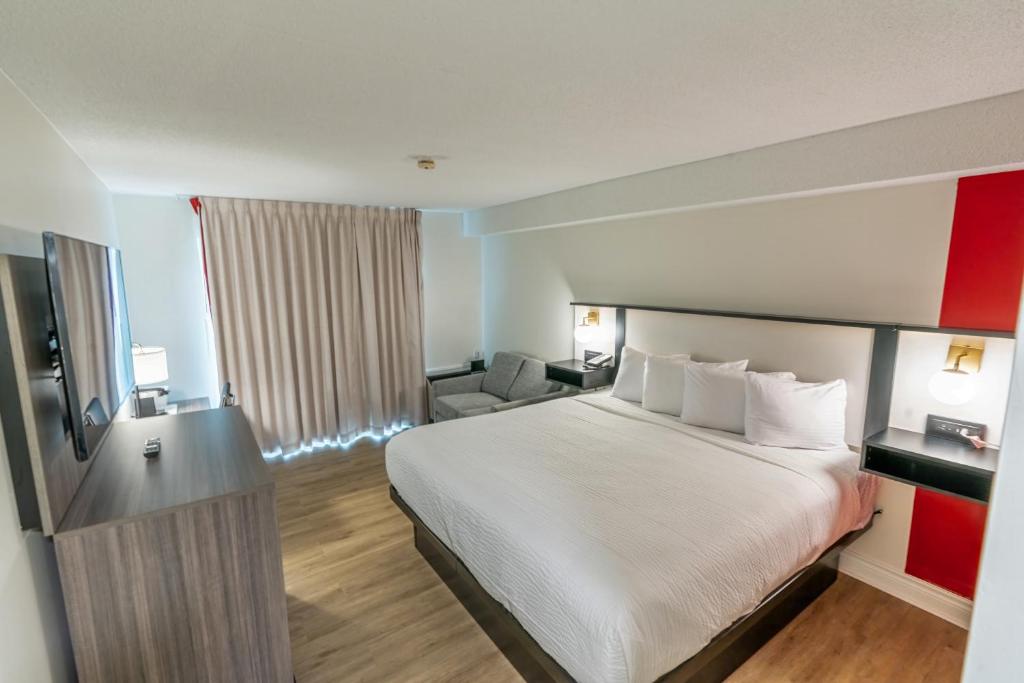 Postel nebo postele na pokoji v ubytování Ramada by Wyndham Kingston