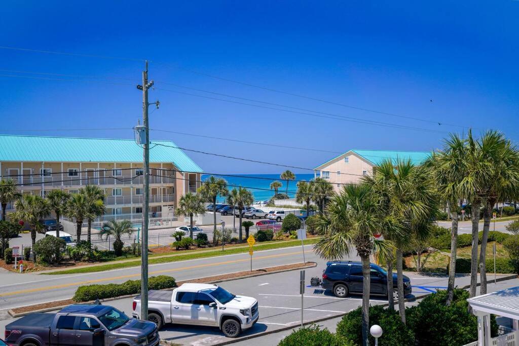eine Straße mit Autos auf einem Parkplatz in der Unterkunft Gulf View, Easy Beach Access, Heated Pool, Hot Tub in Destin