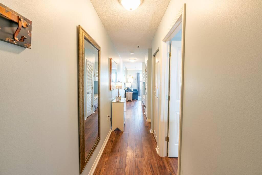 einen Flur mit einem langen Flur mit Gemälden an den Wänden in der Unterkunft Gulf View, Easy Beach Access, Heated Pool, Hot Tub in Destin