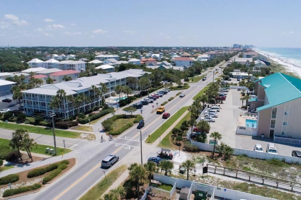 Luftblick auf eine Straße vor dem Meer in der Unterkunft Gulf View, Easy Beach Access, Heated Pool, Hot Tub in Destin
