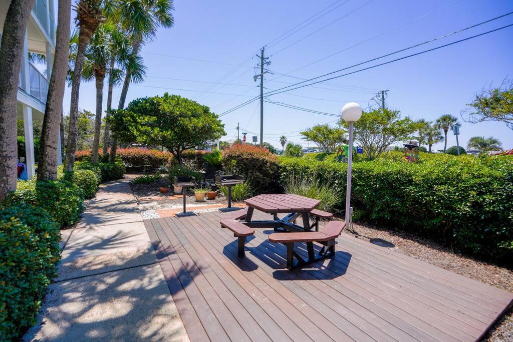 einem Picknicktisch und Bänken auf einer Holzterrasse in der Unterkunft Gulf View, Easy Beach Access, Heated Pool, Hot Tub in Destin