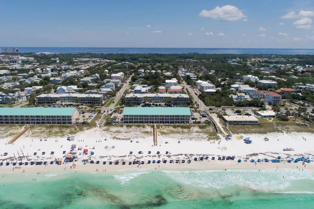 eine Luftaufnahme des Strandes des Resorts in der Unterkunft Gulf View, Easy Beach Access, Heated Pool, Hot Tub in Destin
