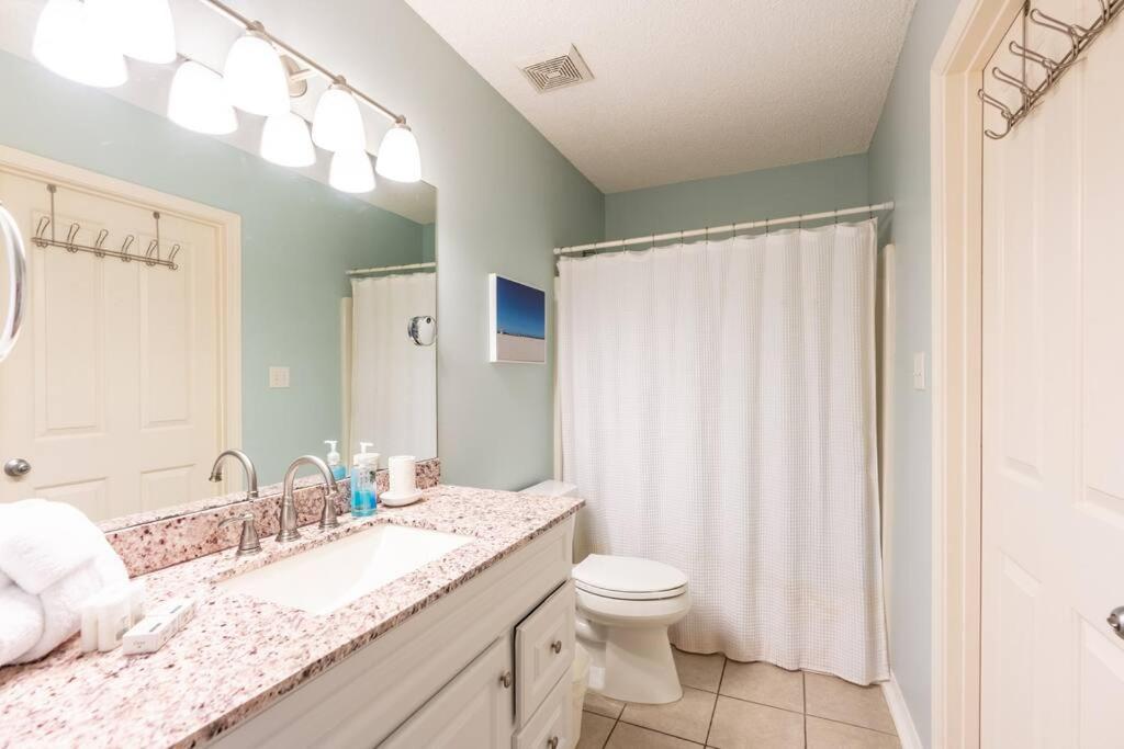 ein Badezimmer mit Waschbecken, Toilette und Dusche in der Unterkunft Gulf View, Easy Beach Access, Heated Pool, Hot Tub in Destin