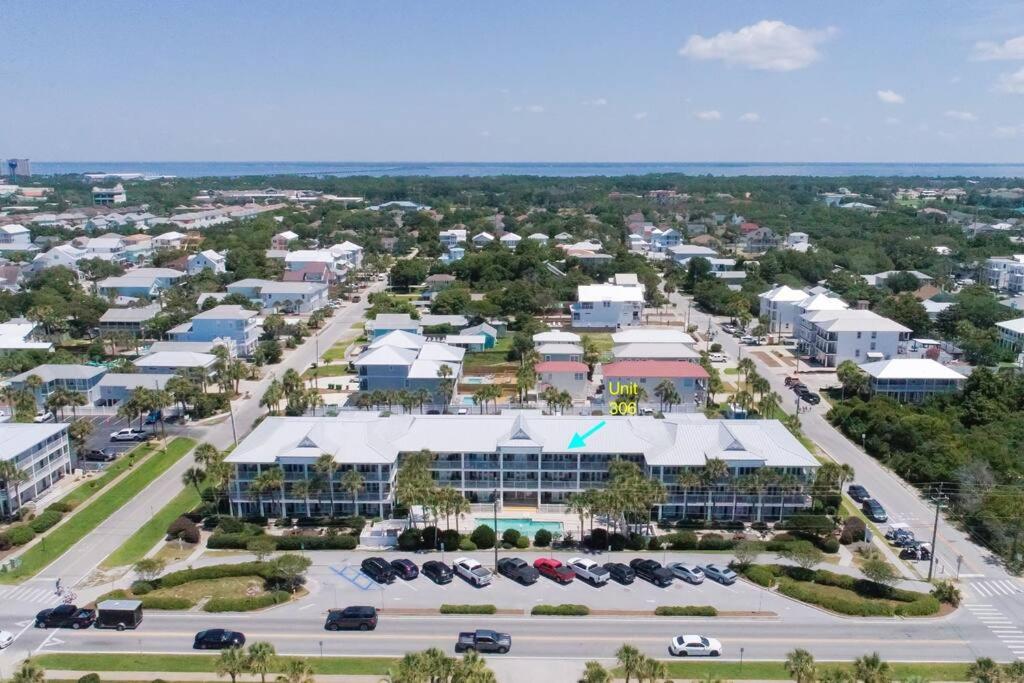 eine Luftaufnahme eines Resorts mit einem Parkplatz in der Unterkunft Gulf View, Easy Beach Access, Heated Pool, Hot Tub in Destin