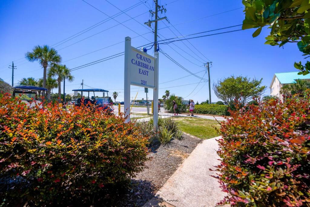 ein Schild für ein Gartenzentrum neben einigen Büschen in der Unterkunft Gulf View, Easy Beach Access, Heated Pool, Hot Tub in Destin