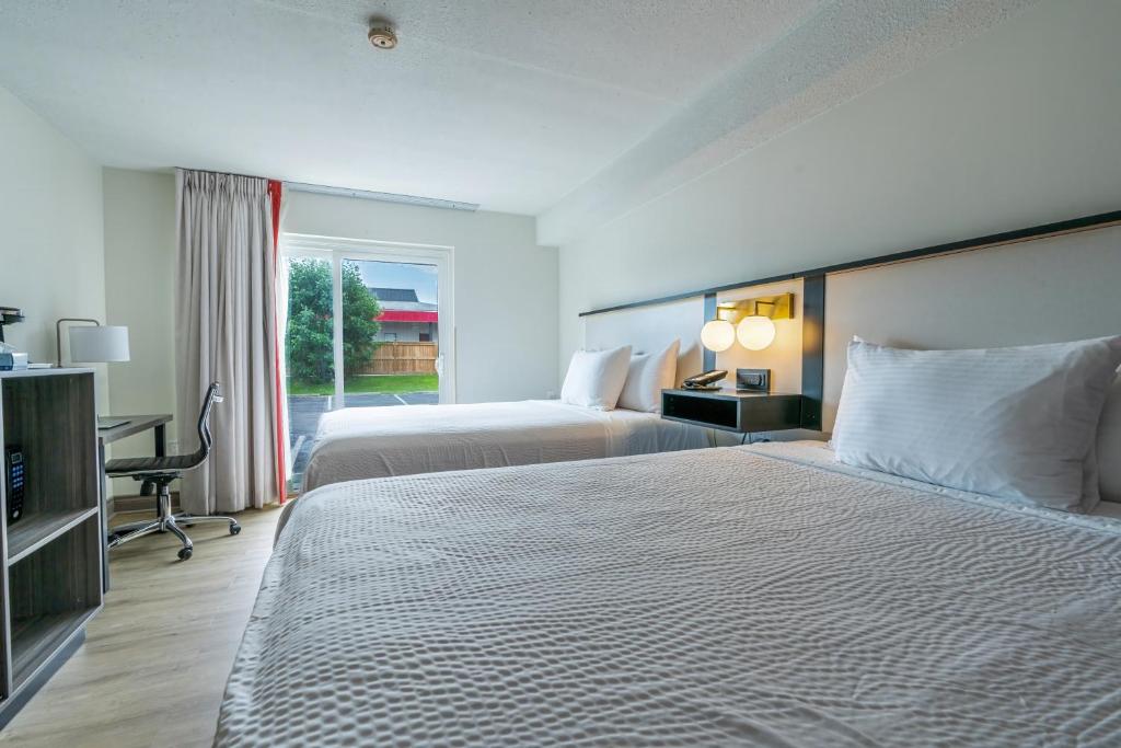 Postel nebo postele na pokoji v ubytování Ramada by Wyndham Kingston