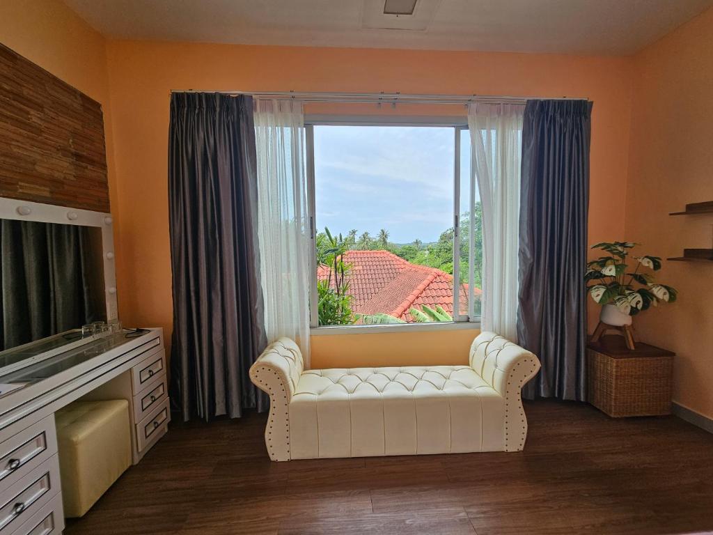TV a/nebo společenská místnost v ubytování Andaman homestay villa at rawai