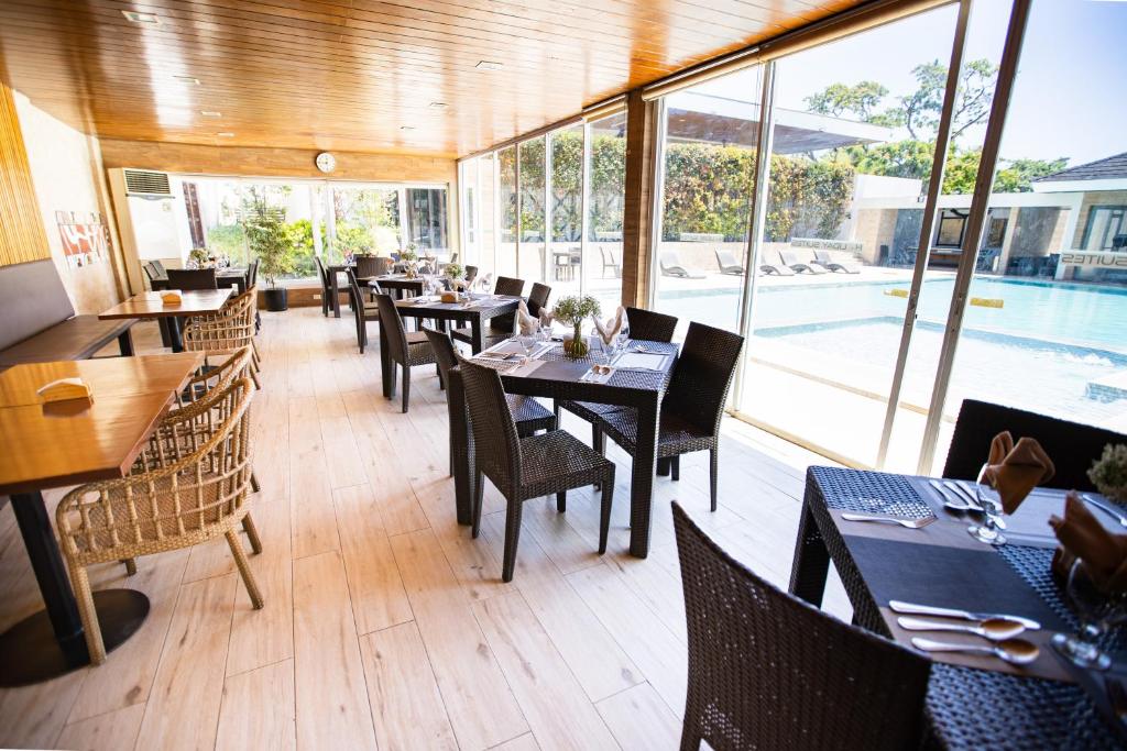Bazén v ubytování Holiday Suites nebo v jeho okolí
