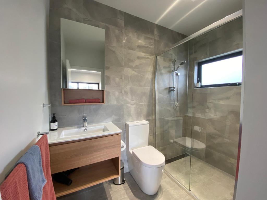 Koupelna v ubytování Jindabyne House 2, Modern 3 bedroom home, lake & mountain views with fireplace