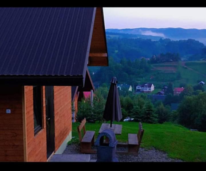 Výhľad na hory alebo výhľad na hory priamo z chaty v prírode
