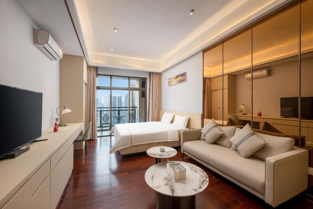 Una sala de estar con un sofá y un televisor. en 伊莲萨维尔酒店, en Guangzhou