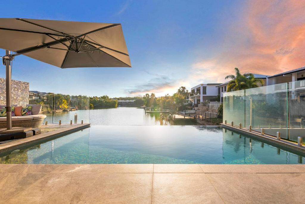 Bazén v ubytování 'Infinity's Edge' Darwin Luxury Waterfront Oasis nebo v jeho okolí