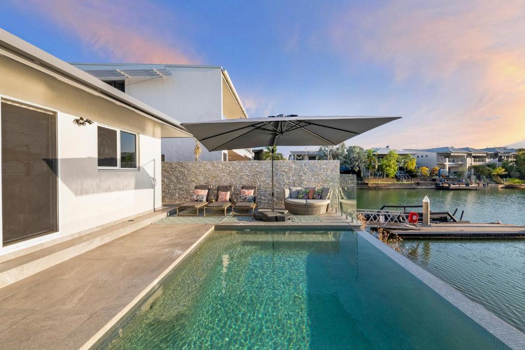 Bazén v ubytování 'Infinity's Edge' Darwin Luxury Waterfront Oasis nebo v jeho okolí