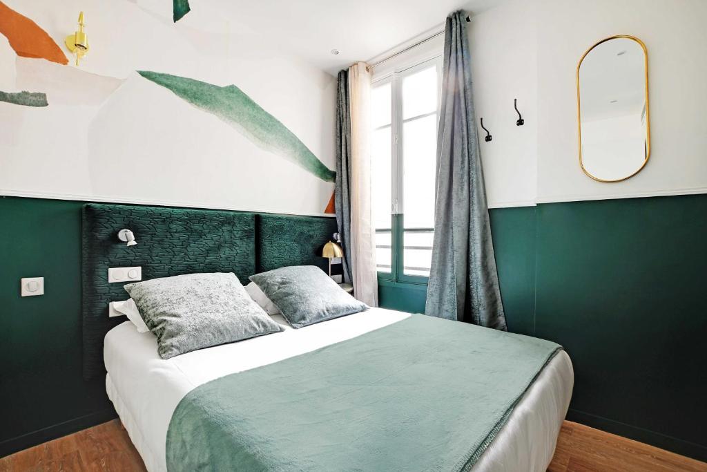 - une chambre avec un lit doté d'une tête de lit verte et d'une fenêtre dans l'établissement Beautiful Studio for 2P with A-C - Near Montmartre, à Paris