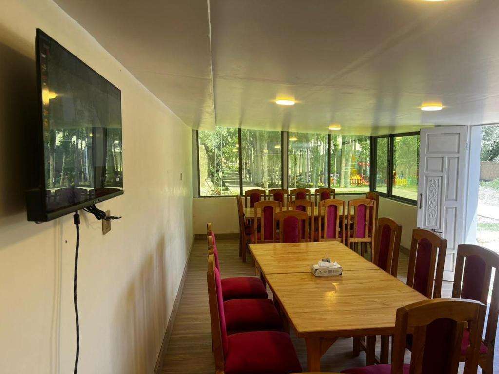 TV a/nebo společenská místnost v ubytování Apex Hotels and Resorts Skardu