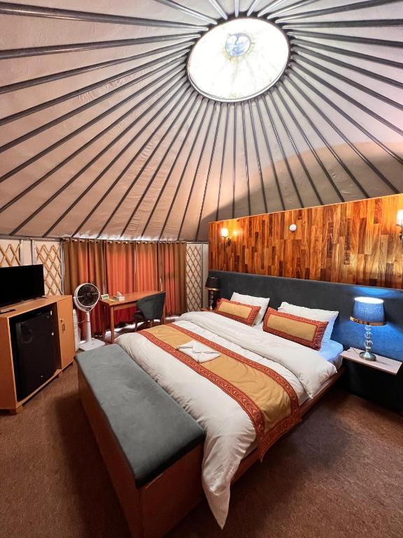 Postel nebo postele na pokoji v ubytování Apex Hotels and Resorts Skardu