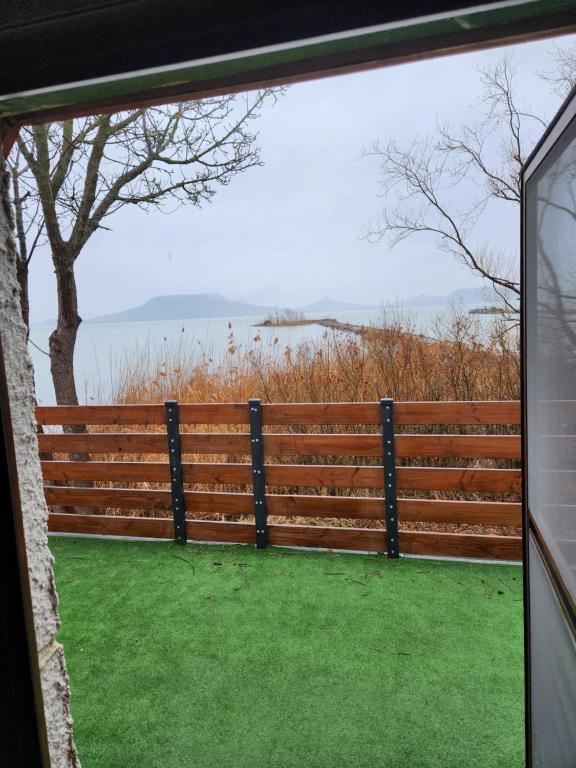 una finestra con vista su una recinzione di Ház a szígeten a Fonyód