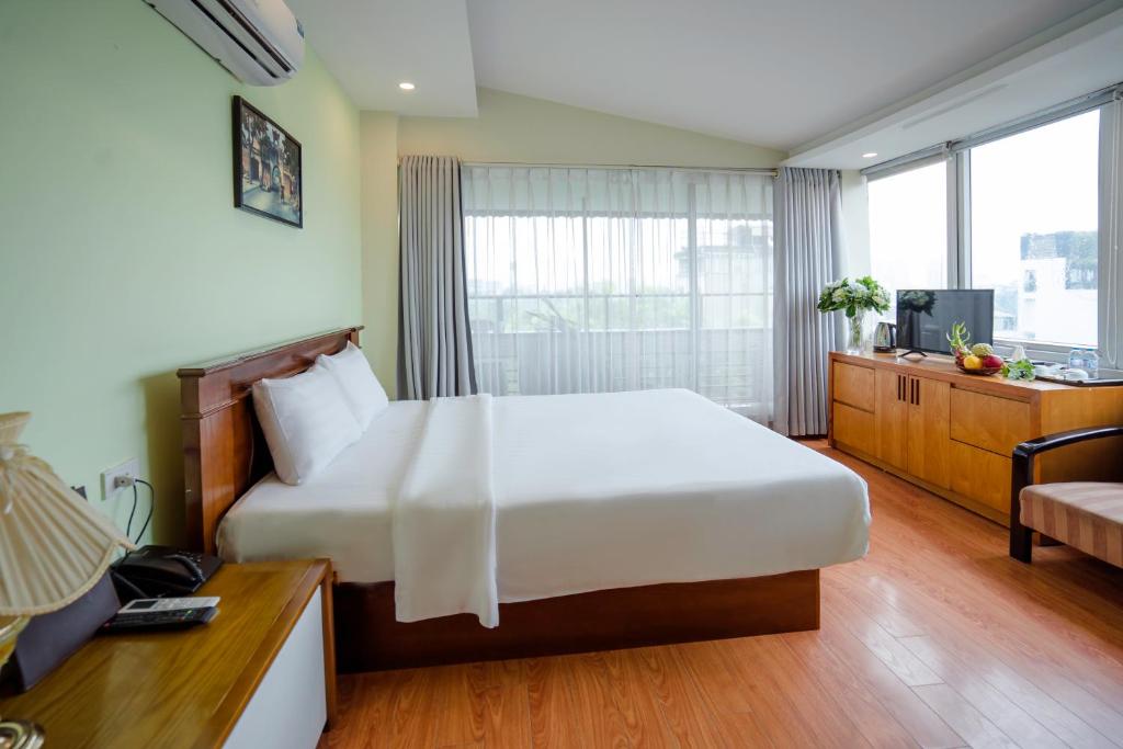 Postel nebo postele na pokoji v ubytování Hanoi Hotel & Spa