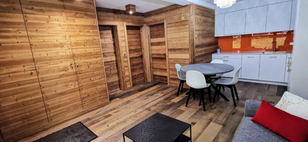Kuchyň nebo kuchyňský kout v ubytování appartement avec jardin dans luxueux chalet