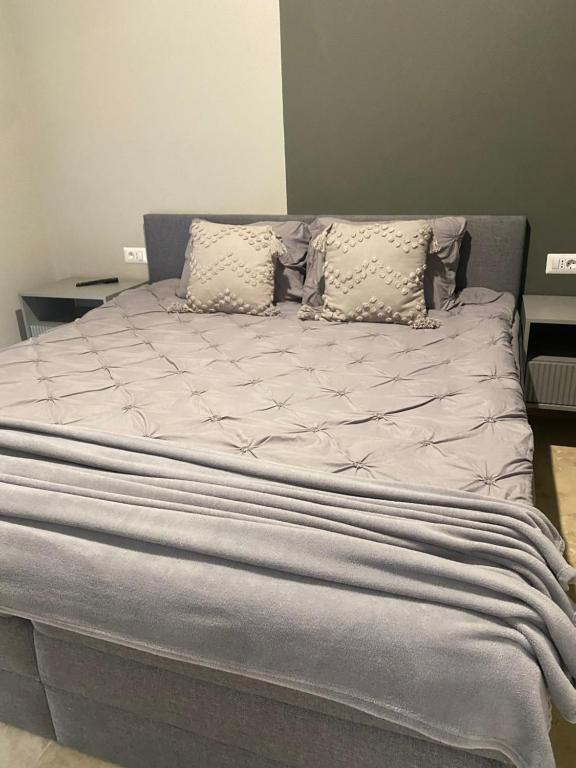 a large bed with white sheets and pillows on it at Apartamente cu un dormitor in Timişoara