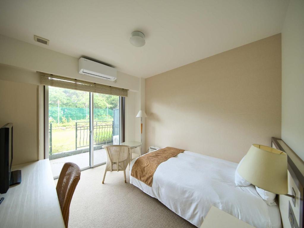 Un pat sau paturi într-o cameră la HOTEL HOLISTIC RESORT - Vacation STAY 34520v