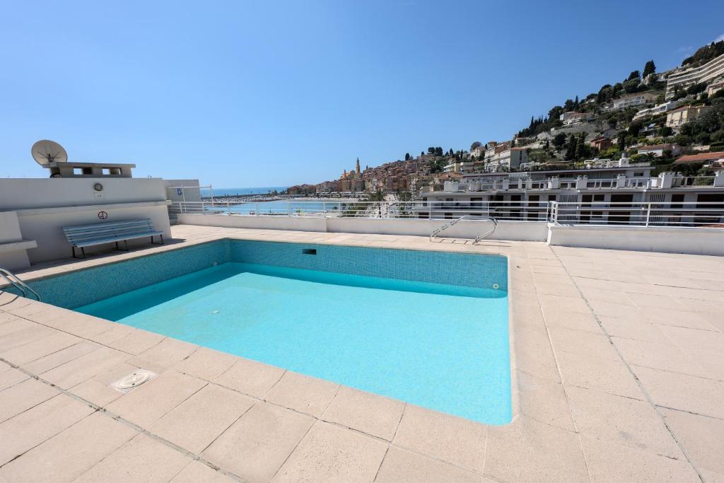 - une piscine sur le pont d'un bateau de croisière dans l'établissement Roca Mare 1 bloc B apt 01 - Happy Rentals, à Menton