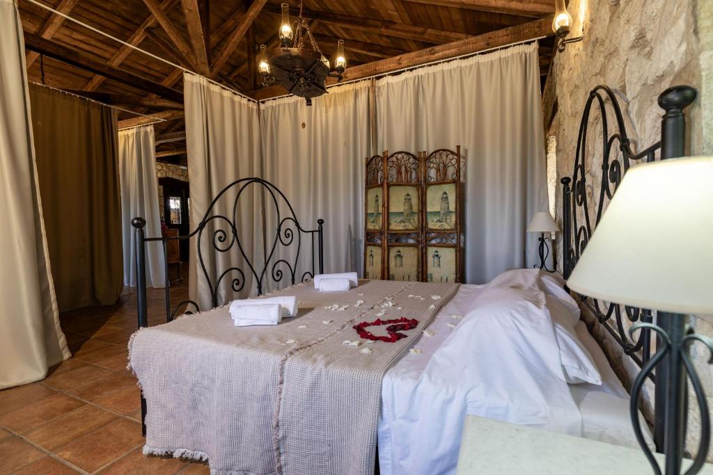 - une chambre avec un grand lit et une couverture blanche dans l'établissement Vardiola Houses, close to Agios Sostis Beach, by ZanteWize, à Lithakia