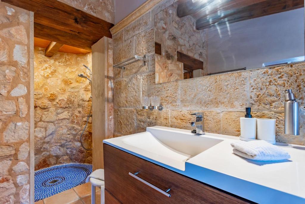 A bathroom at Can Talaia by dracmallorca