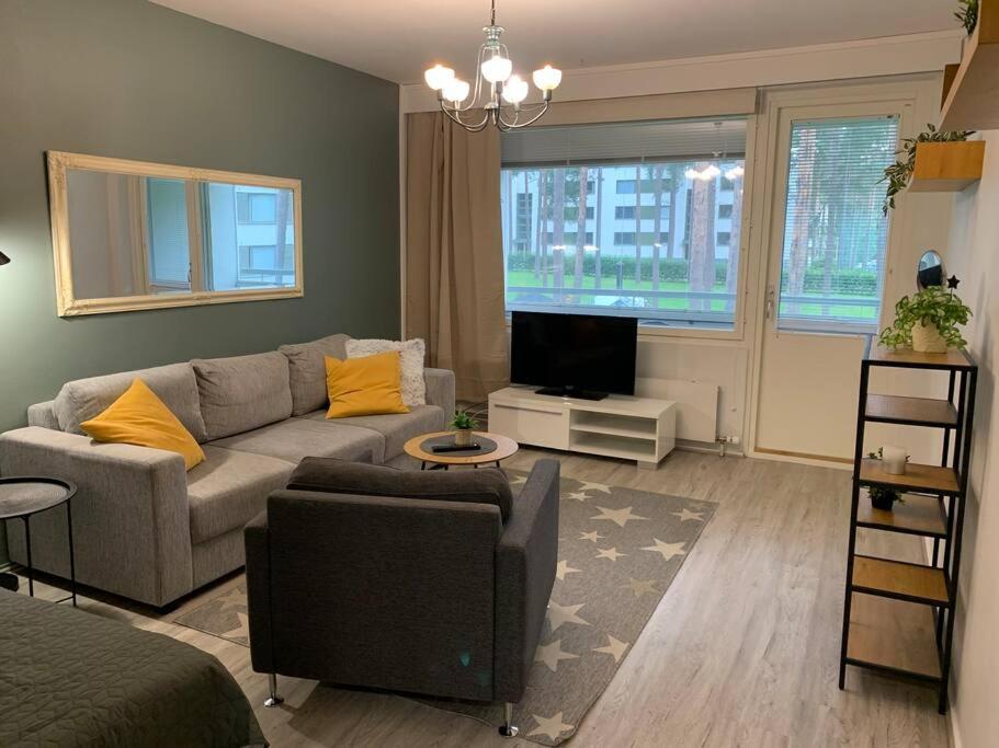 Μια τηλεόραση ή/και κέντρο ψυχαγωγίας στο 1BR Apartment TO8- big balcony, free parking