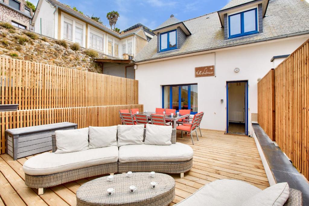 d'une terrasse avec un canapé et une table. dans l'établissement A 190m de la plage, hyper centre, maison pour 8, à Pléneuf-Val-André