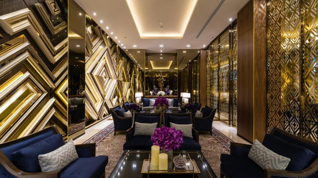 Ruang duduk di Hotel Chatrium Royal Lake Yangon