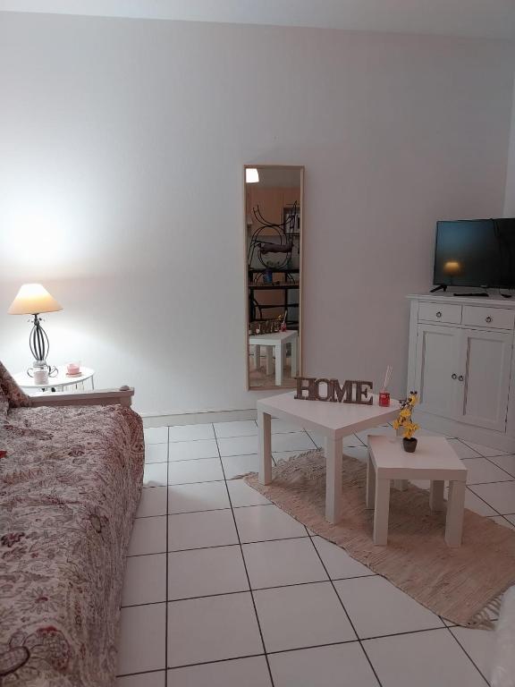 un salon avec un canapé et une table dans l'établissement Maison 3 pièces 6 personnes, à Saint-Saturnin-lès-Avignon