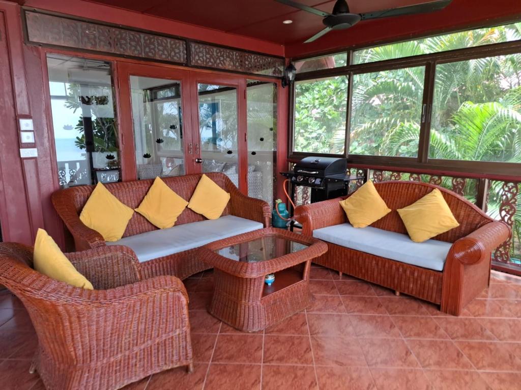 Posezení v ubytování Beachfront Villa, Bang Po