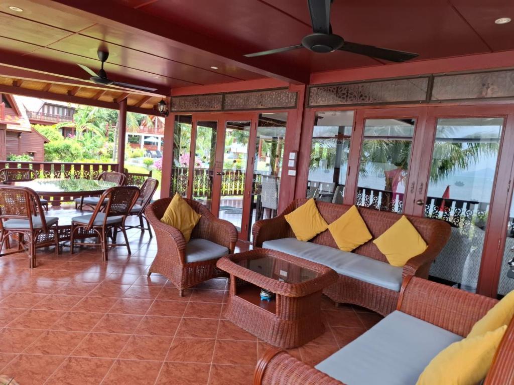 Restaurace v ubytování Beachfront Villa, Bang Po
