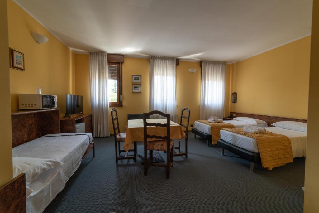 Postel nebo postele na pokoji v ubytování Hotel Siros