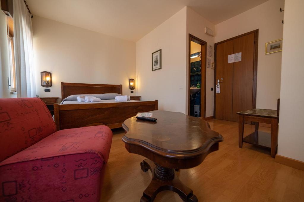 Postel nebo postele na pokoji v ubytování Hotel Siros