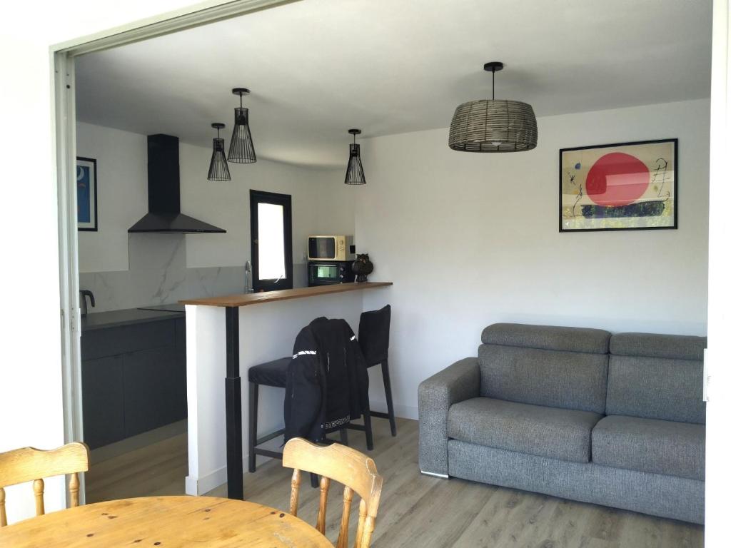 een woonkamer met een bank en een tafel bij T2 MARINE Le LAVANDOU in Le Lavandou