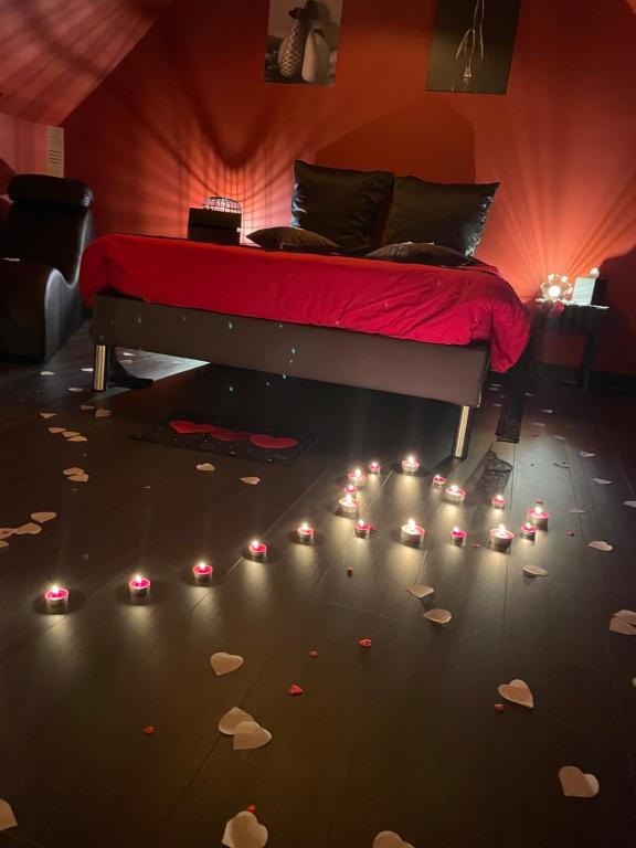Postel nebo postele na pokoji v ubytování Love Room SPA l'impertinente