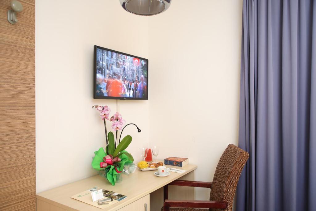 A television and/or entertainment centre at Hotel Anapaya
