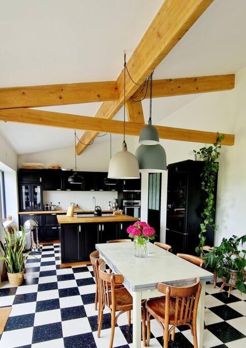 - une cuisine avec une table et des chaises blanches dans la chambre dans l'établissement Maison Famille Proche Paris, à Margny-lès-Compiègne