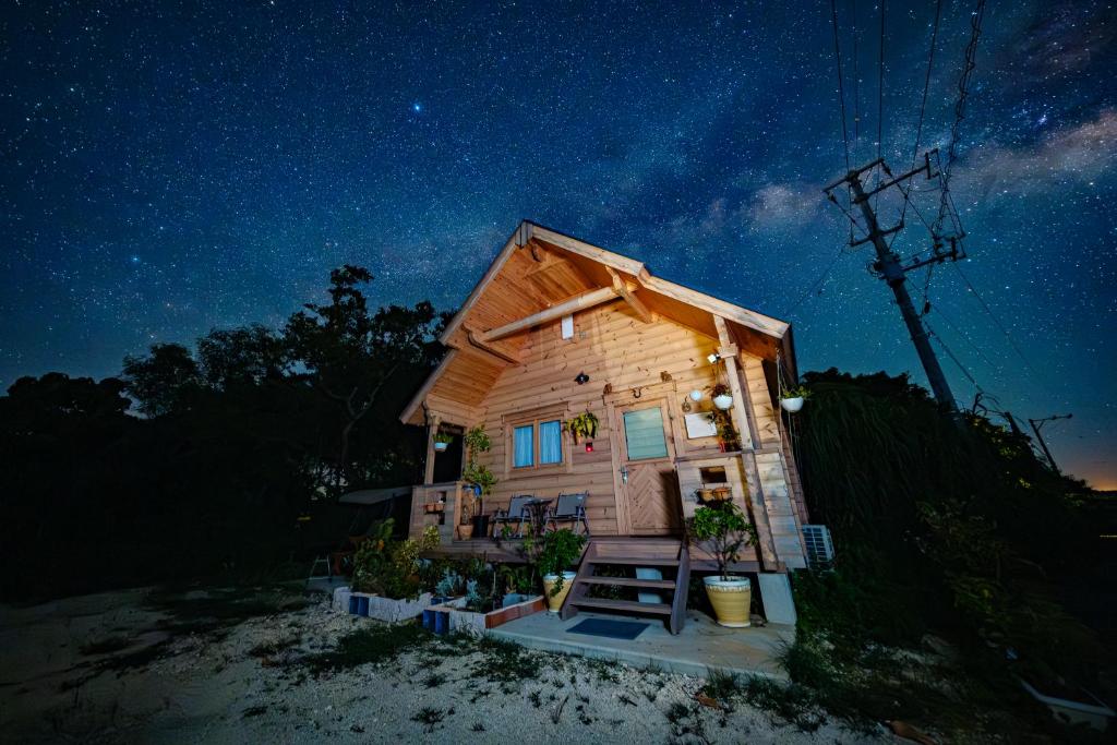 a small wooden house at night with a starry sky at UMIOTO log in Hika