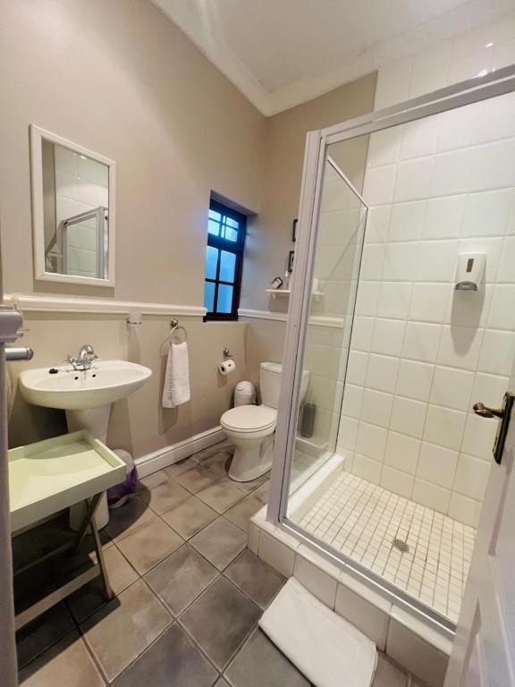 Sir Roys Guest House - Queen Room