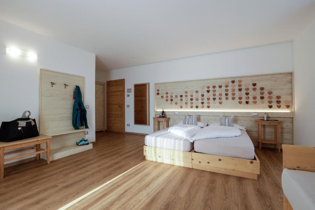 Łóżko lub łóżka w pokoju w obiekcie Garnì & Wellness Anderle
