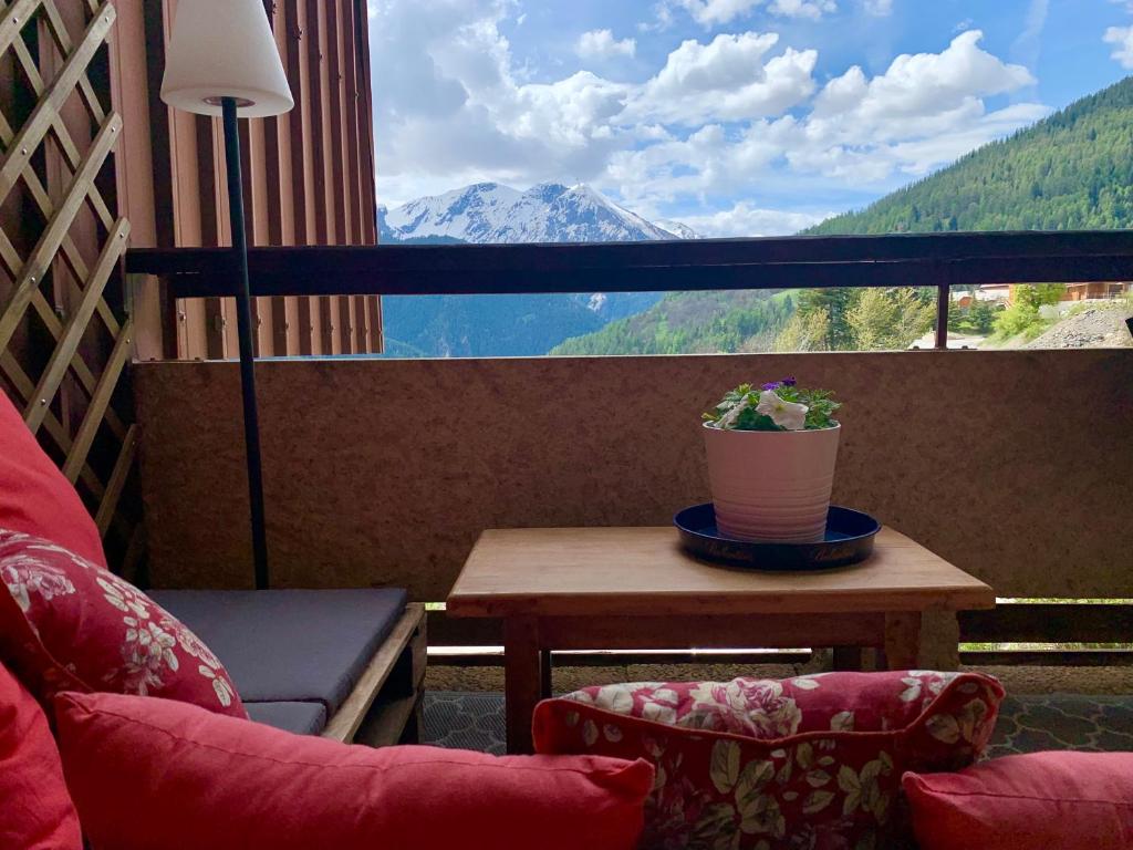 Cette chambre dispose d'une table et offre une vue sur la montagne. dans l'établissement Cocon chaleureux, avec vue et au calme, à Uvernet