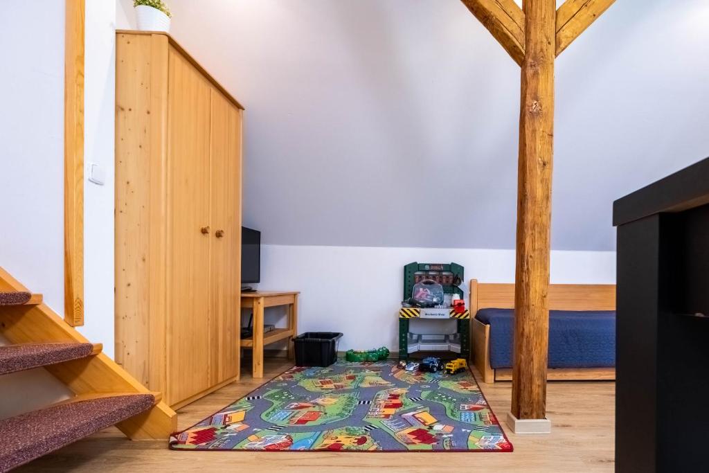 TV a/nebo společenská místnost v ubytování Villa with a covered pool, park, and playground