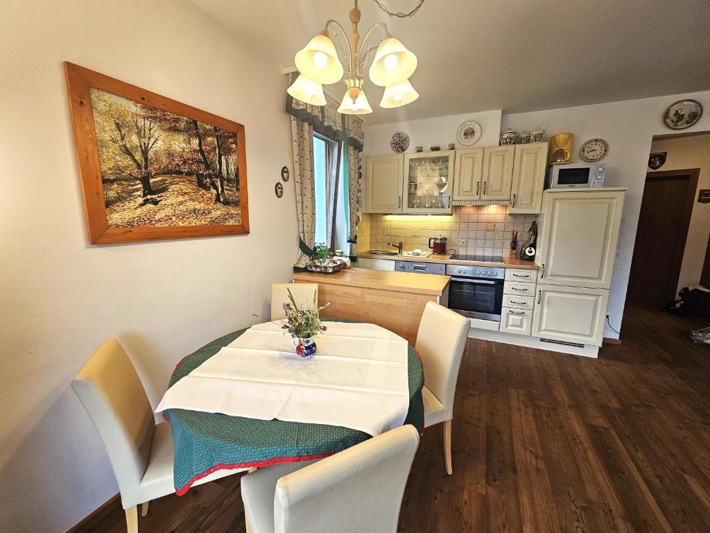 巴德小基希海姆Apartment Franca Bad Kleinkirchheim的厨房兼餐厅，配有桌椅