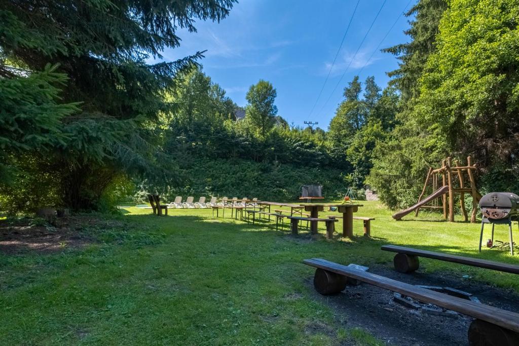 Zahrada ubytování Villa with a covered pool, park, and playground